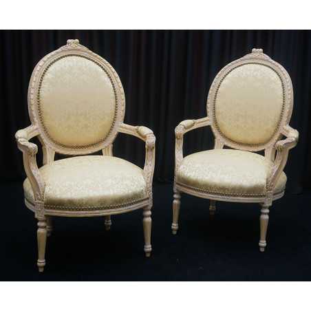 Lot 2 Fauteuils Médaillon Style Louis XVI - Bois patiné feuille d'or blanc avec un tissu crème et orMagnifique paire de fauteuils médaillon, fabriqués dans nos ateliers en bois de hêtre 100% massif. Garniture tapissier avec sangles, crin et ressorts. La teinte de bois est une patine à base de feuille d’or blanchie, offrant un effet or moderne ou ancien modernisé. Le tissu est un satin crème et doré léger.