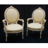 Lot 2 Fauteuils Médaillon Style Louis XVI - Bois patiné feuille d'or blanc avec un tissu crème et orMagnifique paire de fauteuils médaillon, fabriqués dans nos ateliers en bois de hêtre 100% massif. Garniture tapissier avec sangles, crin et ressorts. La teinte de bois est une patine à base de feuille d’or blanchie, offrant un effet or moderne ou ancien modernisé. Le tissu est un satin crème et doré léger.