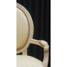 Lot 2 Fauteuils Médaillon Style Louis XVI - Bois patiné feuille d'or blanc avec un tissu crème et orMagnifique paire de fauteuils médaillon, fabriqués dans nos ateliers en bois de hêtre 100% massif. Garniture tapissier avec sangles, crin et ressorts. La teinte de bois est une patine à base de feuille d’or blanchie, offrant un effet or moderne ou ancien modernisé. Le tissu est un satin crème et doré léger.