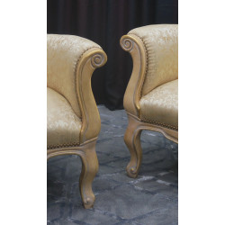Lot 2 Fauteuils Bergères Cabriolet Style Louis XV - Bois patiné feuille d'or blanc avec un tissu crème et orMagnifique paire de fauteuils de style Louis XV, fabriqués dans nos ateliers en bois de hêtre 100% massif. Garniture tapissier avec sangles, crin et ressorts. La teinte de bois est une patine à base de feuille d’or blanchie, offrant un effet or moderne ou ancien modernisé. Le tissu est un satin crème et doré léger.