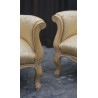 Lot 2 Fauteuils Bergères Cabriolet Style Louis XV - Bois patiné feuille d'or blanc avec un tissu crème et orMagnifique paire de fauteuils de style Louis XV, fabriqués dans nos ateliers en bois de hêtre 100% massif. Garniture tapissier avec sangles, crin et ressorts. La teinte de bois est une patine à base de feuille d’or blanchie, offrant un effet or moderne ou ancien modernisé. Le tissu est un satin crème et doré léger.