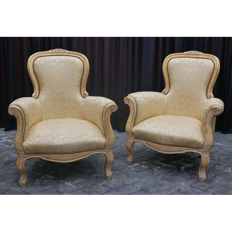 Lot 2 Fauteuils Bergères Cabriolet Style Louis XV - Bois patiné feuille d'or blanc avec un tissu crème et orMagnifique paire de fauteuils de style Louis XV, fabriqués dans nos ateliers en bois de hêtre 100% massif. Garniture tapissier avec sangles, crin et ressorts. La teinte de bois est une patine à base de feuille d’or blanchie, offrant un effet or moderne ou ancien modernisé. Le tissu est un satin crème et doré léger.