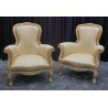 Lot 2 Fauteuils Bergères Cabriolet Style Louis XV - Bois patiné feuille d'or blanc avec un tissu crème et orMagnifique paire de fauteuils de style Louis XV, fabriqués dans nos ateliers en bois de hêtre 100% massif. Garniture tapissier avec sangles, crin et ressorts. La teinte de bois est une patine à base de feuille d’or blanchie, offrant un effet or moderne ou ancien modernisé. Le tissu est un satin crème et doré léger.