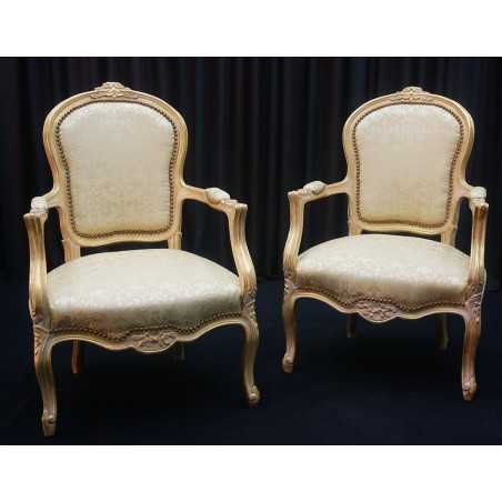 Lot 2 Fauteuils Cabriolet Style Louis XV - Bois patiné feuille d'or blanc avec un tissu crème et orMagnifique paire de fauteuils cabriolet, fabriqués dans nos ateliers en bois de hêtre 100% massif. Garniture tapissier avec sangles, crin et ressorts. La teinte de bois est une patine à base de feuille d’or blanchie, offrant un effet or moderne ou ancien modernisé. Le tissu est un satin crème et doré léger.