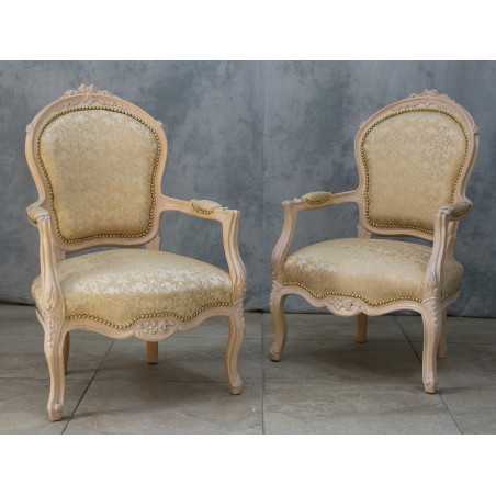 Lot 2 Fauteuils Cabriolet Style Louis XV - Bois patiné feuille d'or blanc avec un tissu crème et orMagnifique paire de fauteuils cabriolet, fabriqués dans nos ateliers en bois de hêtre 100% massif. Garniture tapissier avec sangles, crin et ressorts. La teinte de bois est une patine à base de feuille d’or blanchie, offrant un effet or moderne ou ancien modernisé. Le tissu est un satin crème et doré léger.