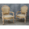 Lot 2 Fauteuils Cabriolet Style Louis XV - Bois patiné feuille d'or blanc avec un tissu crème et orMagnifique paire de fauteuils cabriolet, fabriqués dans nos ateliers en bois de hêtre 100% massif. Garniture tapissier avec sangles, crin et ressorts. La teinte de bois est une patine à base de feuille d’or blanchie, offrant un effet or moderne ou ancien modernisé. Le tissu est un satin crème et doré léger.