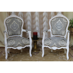 LOT 2 FAUTEUILS CABRIOLET DE STYLE LOUIS XV