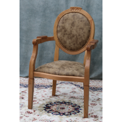 FAUTEUIL MÉDAILLON DE BUREAU en stock - PRIX PROMOLes Meubles DOBOIS vous propose ce fauteuil Médaillon de style Louis XVI, fabriqué dans nos ateliers selon des méthodes traditionnelles.Structure en hêtre 100% massif avec finition vernis chêne clair. Assise et dossier garnis d’un tissu Alcantara très doux, avec un toucher velours et un aspect daim, agréable au toucher et confortable.Idéal comme fauteuil de bureau, fauteuil d’appoint, pour une chambre, un salon ou un espace de réception.PRIX PROMOTIONNEL : 349€ TTC au lieu de 399€ TTC.Ce modèle peut également être fabriqué sur commande avec un large choix de tissus, velours, lin, coton, simili cuir, cuir ainsi que différentes finitions de bois.Livraison assurée par nos soins, avec protection du fauteuil dans des couvertures et mousses de calage pendant le transport.