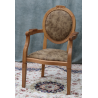 FAUTEUIL MÉDAILLON DE BUREAU en stock - PRIX PROMOLes Meubles DOBOIS vous propose ce fauteuil Médaillon de style Louis XVI, fabriqué dans nos ateliers selon des méthodes traditionnelles.Structure en hêtre 100% massif avec finition vernis chêne clair. Assise et dossier garnis d’un tissu Alcantara très doux, avec un toucher velours et un aspect daim, agréable au toucher et confortable.Idéal comme fauteuil de bureau, fauteuil d’appoint, pour une chambre, un salon ou un espace de réception.PRIX PROMOTIONNEL : 349€ TTC au lieu de 399€ TTC.Ce modèle peut également être fabriqué sur commande avec un large choix de tissus, velours, lin, coton, simili cuir, cuir ainsi que différentes finitions de bois.Livraison assurée par nos soins, avec protection du fauteuil dans des couvertures et mousses de calage pendant le transport.