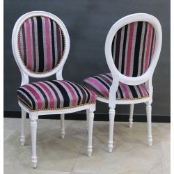 LOT 6 CHAISES MEDAILLON - Bois cérusé blanc - "PROMO -20%"Lot 6 chaises Médaillon en stock au prix de 199€ TTC unitaire au lieu de 249€ TTC. Fabrication en bois de hêtre 100 % massif. Garniture de tapissier avec sangles, crin et ressorts. Chaises très confortables, adaptées aux gabarits grands et/ou forts, avec une hauteur d’assise de 50 cm et une hauteur totale de 101 cm.