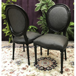 LOT 6 CHAISES MEDAILLON - Simili cuir NON FEU M1 Indestructible AntitacheLot 6 chaises Médaillon en stock. Fabrication en bois de hêtre 100 % massif. Garniture de tapissier avec sangles, crin et ressorts. Chaises très confortables, adaptées aux gabarits grands et/ou forts, avec une hauteur d’assise de 50 cm et une hauteur totale de 101 cm.