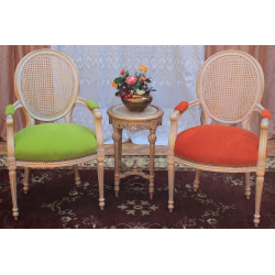 LOT 8 CHAISES MEDAILLON DOSSIER CANNÉ DONT 2 AVEC ACCOUDOIRS - Or Blanc - Multicolores - "PROMO STOCK -20%"