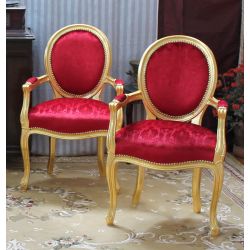 LOT 8 CHAISES MEDAILLON DONT 2 CHAISES AVEC ACCOUDOIRS - Bois feuille d'or riche et tissu motifs rouge et bordeaux