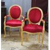 LOT 8 CHAISES MEDAILLON DONT 2 CHAISES AVEC ACCOUDOIRS - Bois feuille d'or riche et tissu motifs rouge et bordeaux