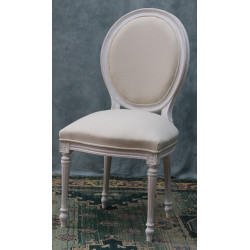 LOT 6 CHAISES MÉDAILLON - Cérusé blanc Lin Ivoire Galon Ivoire - "PROMO -20%"Lot 6 chaises Médaillon en stock au prix de 199€ TTC unitaire au lieu de 249€ TTC. Fabrication en bois de hêtre 100 % massif. Garniture de tapissier avec sangles, crin et ressorts. Chaises très confortables, adaptées aux gabarits grands et/ou forts, avec une hauteur d’assise de 50 cm et une hauteur totale de 101 cm.