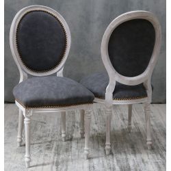 LOT 6 À 38 CHAISES MÉDAILLON EN STOCK - Bois cérusé blanc et tissu en Alcantara grisLot de 6 à 38 chaises Médaillon Louis XVI disponibles en stock au prix de 199€ l’unité au lieu de 249€, dans la limite des stocks disponibles.Ces chaises Médaillon sont fabriquées en hêtre 100% massif avec une finition bois cérusé blanc. La structure est renforcée pour une utilisation quotidienne ou intensive, aussi bien chez les particuliers que dans les restaurants, hôtels, cafés, salles de réception et autres établissements professionnels.L’assise et le dossier sont garnis d’un tissu Alcantara gris. La fabrication en bois massif, la structure renforcée et la garniture adaptée permettent un usage régulier et professionnel.Caractéristiques :− Style : Louis XVI / Chaise Médaillon− Structure : hêtre 100% massif− Fabrication : structure renforcée− Utilisation : particuliers et professionnels− Usage : quotidien ou intensif− Revêtement : tissu Alcantara gris− Finition du bois : cérusé blanc− Hauteur d’assise : 48/50 cm− Hauteur totale : 100/101 cm− Largeur : 48/50 cm− Minimum de commande : 6 chaises− Après épuisement du stock : disponible sur commande à 249€ l’unité