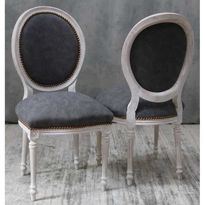 LOT 6 À 38 CHAISES MÉDAILLON EN STOCK - Bois cérusé blanc et tissu en Alcantara grisLot de 6 à 38 chaises Médaillon Louis XVI disponibles en stock au prix de 199€ l’unité au lieu de 249€, dans la limite des stocks disponibles.Ces chaises Médaillon sont fabriquées en hêtre 100% massif avec une finition bois cérusé blanc. La structure est renforcée pour une utilisation quotidienne ou intensive, aussi bien chez les particuliers que dans les restaurants, hôtels, cafés, salles de réception et autres établissements professionnels.L’assise et le dossier sont garnis d’un tissu Alcantara gris. La fabrication en bois massif, la structure renforcée et la garniture adaptée permettent un usage régulier et professionnel.Caractéristiques :− Style : Louis XVI / Chaise Médaillon− Structure : hêtre 100% massif− Fabrication : structure renforcée− Utilisation : particuliers et professionnels− Usage : quotidien ou intensif− Revêtement : tissu Alcantara gris− Finition du bois : cérusé blanc− Hauteur d’assise : 48/50 cm− Hauteur totale : 100/101 cm− Largeur : 48/50 cm− Minimum de commande : 6 chaises− Après épuisement du stock : disponible sur commande à 249€ l’unité