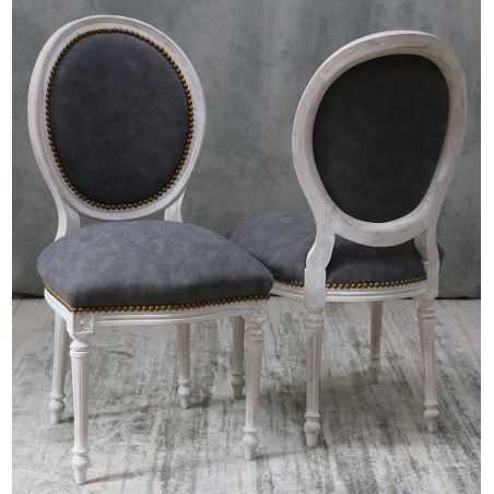 LOT 6 À 38 CHAISES MÉDAILLON EN STOCK - Bois cérusé blanc et tissu en Alcantara grisLot de 6 à 38 chaises Médaillon Louis XVI disponibles en stock au prix de 199€ l’unité au lieu de 249€, dans la limite des stocks disponibles.Ces chaises Médaillon sont fabriquées en hêtre 100% massif avec une finition bois cérusé blanc. La structure est renforcée pour une utilisation quotidienne ou intensive, aussi bien chez les particuliers que dans les restaurants, hôtels, cafés, salles de réception et autres établissements professionnels.L’assise et le dossier sont garnis d’un tissu Alcantara gris. La fabrication en bois massif, la structure renforcée et la garniture adaptée permettent un usage régulier et professionnel.Caractéristiques :− Style : Louis XVI / Chaise Médaillon− Structure : hêtre 100% massif− Fabrication : structure renforcée− Utilisation : particuliers et professionnels− Usage : quotidien ou intensif− Revêtement : tissu Alcantara gris− Finition du bois : cérusé blanc− Hauteur d’assise : 48/50 cm− Hauteur totale : 100/101 cm− Largeur : 48/50 cm− Minimum de commande : 6 chaises− Après épuisement du stock : disponible sur commande à 249€ l’unité