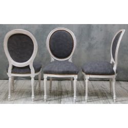 LOT 6 À 38 CHAISES MÉDAILLON EN STOCK - Bois cérusé blanc et tissu en Alcantara grisLot de 6 à 38 chaises Médaillon Louis XVI disponibles en stock au prix de 199€ l’unité au lieu de 249€, dans la limite des stocks disponibles.Ces chaises Médaillon sont fabriquées en hêtre 100% massif avec une finition bois cérusé blanc. La structure est renforcée pour une utilisation quotidienne ou intensive, aussi bien chez les particuliers que dans les restaurants, hôtels, cafés, salles de réception et autres établissements professionnels.L’assise et le dossier sont garnis d’un tissu Alcantara gris. La fabrication en bois massif, la structure renforcée et la garniture adaptée permettent un usage régulier et professionnel.Caractéristiques :− Style : Louis XVI / Chaise Médaillon− Structure : hêtre 100% massif− Fabrication : structure renforcée− Utilisation : particuliers et professionnels− Usage : quotidien ou intensif− Revêtement : tissu Alcantara gris− Finition du bois : cérusé blanc− Hauteur d’assise : 48/50 cm− Hauteur totale : 100/101 cm− Largeur : 48/50 cm− Minimum de commande : 6 chaises− Après épuisement du stock : disponible sur commande à 249€ l’unité