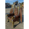 FAUTEUIL TRÔNE "AIGLE ROYAL" DE STYLE BAROQUE - ÉDITION LIMITÉELes Meubles DOBOIS vous propose cet imposant fauteuil trône de style baroque, fabriqué dans nos ateliers selon des méthodes traditionnelles.Structure en hêtre 100 % massif avec un important travail de sculpture réalisé à la main au ciseau à bois. Le dossier est dominé par une spectaculaire tête d’aigle entourée de grandes ailes sculptées. Finition travaillée en plusieurs tons : doré, argenté et cuivré, afin de faire ressortir chaque plume, relief et détail de la sculpture.Assise et dossier garnis de cuir marron, avec dossier capitonné pour renforcer l’aspect majestueux du fauteuil.Ce modèle peut également être fabriqué sur commande avec différents tissus, cuirs, simili cuirs, coloris et finitions de bois.Livraison assurée par nos soins, avec protection du fauteuil dans des couvertures et mousses de calage pendant le transport.