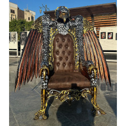 FAUTEUIL TRÔNE "AIGLE ROYAL" DE STYLE BAROQUE - ÉDITION LIMITÉELes Meubles DOBOIS vous propose cet imposant fauteuil trône de style baroque, fabriqué dans nos ateliers selon des méthodes traditionnelles.Structure en hêtre 100 % massif avec un important travail de sculpture réalisé à la main au ciseau à bois. Le dossier est dominé par une spectaculaire tête d’aigle entourée de grandes ailes sculptées. Finition travaillée en plusieurs tons : doré, argenté et cuivré, afin de faire ressortir chaque plume, relief et détail de la sculpture.Assise et dossier garnis de cuir marron, avec dossier capitonné pour renforcer l’aspect majestueux du fauteuil.Ce modèle peut également être fabriqué sur commande avec différents tissus, cuirs, simili cuirs, coloris et finitions de bois.Livraison assurée par nos soins, avec protection du fauteuil dans des couvertures et mousses de calage pendant le transport.