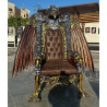 FAUTEUIL TRÔNE "AIGLE ROYAL" DE STYLE BAROQUE - ÉDITION LIMITÉELes Meubles DOBOIS vous propose cet imposant fauteuil trône de style baroque, fabriqué dans nos ateliers selon des méthodes traditionnelles.Structure en hêtre 100 % massif avec un important travail de sculpture réalisé à la main au ciseau à bois. Le dossier est dominé par une spectaculaire tête d’aigle entourée de grandes ailes sculptées. Finition travaillée en plusieurs tons : doré, argenté et cuivré, afin de faire ressortir chaque plume, relief et détail de la sculpture.Assise et dossier garnis de cuir marron, avec dossier capitonné pour renforcer l’aspect majestueux du fauteuil.Ce modèle peut également être fabriqué sur commande avec différents tissus, cuirs, simili cuirs, coloris et finitions de bois.Livraison assurée par nos soins, avec protection du fauteuil dans des couvertures et mousses de calage pendant le transport.