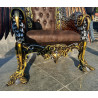 FAUTEUIL TRÔNE "AIGLE ROYAL" DE STYLE BAROQUE - ÉDITION LIMITÉELes Meubles DOBOIS vous propose cet imposant fauteuil trône de style baroque, fabriqué dans nos ateliers selon des méthodes traditionnelles.Structure en hêtre 100 % massif avec un important travail de sculpture réalisé à la main au ciseau à bois. Le dossier est dominé par une spectaculaire tête d’aigle entourée de grandes ailes sculptées. Finition travaillée en plusieurs tons : doré, argenté et cuivré, afin de faire ressortir chaque plume, relief et détail de la sculpture.Assise et dossier garnis de cuir marron, avec dossier capitonné pour renforcer l’aspect majestueux du fauteuil.Ce modèle peut également être fabriqué sur commande avec différents tissus, cuirs, simili cuirs, coloris et finitions de bois.Livraison assurée par nos soins, avec protection du fauteuil dans des couvertures et mousses de calage pendant le transport.