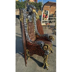 FAUTEUIL TRÔNE "AIGLE ROYAL" DE STYLE BAROQUE - ÉDITION LIMITÉELes Meubles DOBOIS vous propose cet imposant fauteuil trône de style baroque, fabriqué dans nos ateliers selon des méthodes traditionnelles.Structure en hêtre 100 % massif avec un important travail de sculpture réalisé à la main au ciseau à bois. Le dossier est dominé par une spectaculaire tête d’aigle entourée de grandes ailes sculptées. Finition travaillée en plusieurs tons : doré, argenté et cuivré, afin de faire ressortir chaque plume, relief et détail de la sculpture.Assise et dossier garnis de cuir marron, avec dossier capitonné pour renforcer l’aspect majestueux du fauteuil.Ce modèle peut également être fabriqué sur commande avec différents tissus, cuirs, simili cuirs, coloris et finitions de bois.Livraison assurée par nos soins, avec protection du fauteuil dans des couvertures et mousses de calage pendant le transport.