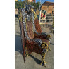 FAUTEUIL TRÔNE "AIGLE ROYAL" DE STYLE BAROQUE - ÉDITION LIMITÉELes Meubles DOBOIS vous propose cet imposant fauteuil trône de style baroque, fabriqué dans nos ateliers selon des méthodes traditionnelles.Structure en hêtre 100 % massif avec un important travail de sculpture réalisé à la main au ciseau à bois. Le dossier est dominé par une spectaculaire tête d’aigle entourée de grandes ailes sculptées. Finition travaillée en plusieurs tons : doré, argenté et cuivré, afin de faire ressortir chaque plume, relief et détail de la sculpture.Assise et dossier garnis de cuir marron, avec dossier capitonné pour renforcer l’aspect majestueux du fauteuil.Ce modèle peut également être fabriqué sur commande avec différents tissus, cuirs, simili cuirs, coloris et finitions de bois.Livraison assurée par nos soins, avec protection du fauteuil dans des couvertures et mousses de calage pendant le transport.