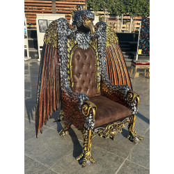 FAUTEUIL TRÔNE "AIGLE ROYAL" DE STYLE BAROQUE - ÉDITION LIMITÉELes Meubles DOBOIS vous propose cet imposant fauteuil trône de style baroque, fabriqué dans nos ateliers selon des méthodes traditionnelles.Structure en hêtre 100 % massif avec un important travail de sculpture réalisé à la main au ciseau à bois. Le dossier est dominé par une spectaculaire tête d’aigle entourée de grandes ailes sculptées. Finition travaillée en plusieurs tons : doré, argenté et cuivré, afin de faire ressortir chaque plume, relief et détail de la sculpture.Assise et dossier garnis de cuir marron, avec dossier capitonné pour renforcer l’aspect majestueux du fauteuil.Ce modèle peut également être fabriqué sur commande avec différents tissus, cuirs, simili cuirs, coloris et finitions de bois.Livraison assurée par nos soins, avec protection du fauteuil dans des couvertures et mousses de calage pendant le transport.