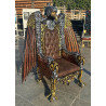 FAUTEUIL TRÔNE "AIGLE ROYAL" DE STYLE BAROQUE - ÉDITION LIMITÉELes Meubles DOBOIS vous propose cet imposant fauteuil trône de style baroque, fabriqué dans nos ateliers selon des méthodes traditionnelles.Structure en hêtre 100 % massif avec un important travail de sculpture réalisé à la main au ciseau à bois. Le dossier est dominé par une spectaculaire tête d’aigle entourée de grandes ailes sculptées. Finition travaillée en plusieurs tons : doré, argenté et cuivré, afin de faire ressortir chaque plume, relief et détail de la sculpture.Assise et dossier garnis de cuir marron, avec dossier capitonné pour renforcer l’aspect majestueux du fauteuil.Ce modèle peut également être fabriqué sur commande avec différents tissus, cuirs, simili cuirs, coloris et finitions de bois.Livraison assurée par nos soins, avec protection du fauteuil dans des couvertures et mousses de calage pendant le transport.