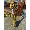 FAUTEUIL TRÔNE "AIGLE ROYAL" DE STYLE BAROQUE - ÉDITION LIMITÉELes Meubles DOBOIS vous propose cet imposant fauteuil trône de style baroque, fabriqué dans nos ateliers selon des méthodes traditionnelles.Structure en hêtre 100 % massif avec un important travail de sculpture réalisé à la main au ciseau à bois. Le dossier est dominé par une spectaculaire tête d’aigle entourée de grandes ailes sculptées. Finition travaillée en plusieurs tons : doré, argenté et cuivré, afin de faire ressortir chaque plume, relief et détail de la sculpture.Assise et dossier garnis de cuir marron, avec dossier capitonné pour renforcer l’aspect majestueux du fauteuil.Ce modèle peut également être fabriqué sur commande avec différents tissus, cuirs, simili cuirs, coloris et finitions de bois.Livraison assurée par nos soins, avec protection du fauteuil dans des couvertures et mousses de calage pendant le transport.