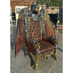 FAUTEUIL TRÔNE "AIGLE ROYAL" DE STYLE BAROQUE - ÉDITION LIMITÉELes Meubles DOBOIS vous propose cet imposant fauteuil trône de style baroque, fabriqué dans nos ateliers selon des méthodes traditionnelles.Structure en hêtre 100 % massif avec un important travail de sculpture réalisé à la main au ciseau à bois. Le dossier est dominé par une spectaculaire tête d’aigle entourée de grandes ailes sculptées. Finition travaillée en plusieurs tons : doré, argenté et cuivré, afin de faire ressortir chaque plume, relief et détail de la sculpture.Assise et dossier garnis de cuir marron, avec dossier capitonné pour renforcer l’aspect majestueux du fauteuil.Ce modèle peut également être fabriqué sur commande avec différents tissus, cuirs, simili cuirs, coloris et finitions de bois.Livraison assurée par nos soins, avec protection du fauteuil dans des couvertures et mousses de calage pendant le transport.