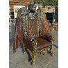 FAUTEUIL TRÔNE "AIGLE ROYAL" DE STYLE BAROQUE - ÉDITION LIMITÉELes Meubles DOBOIS vous propose cet imposant fauteuil trône de style baroque, fabriqué dans nos ateliers selon des méthodes traditionnelles.Structure en hêtre 100 % massif avec un important travail de sculpture réalisé à la main au ciseau à bois. Le dossier est dominé par une spectaculaire tête d’aigle entourée de grandes ailes sculptées. Finition travaillée en plusieurs tons : doré, argenté et cuivré, afin de faire ressortir chaque plume, relief et détail de la sculpture.Assise et dossier garnis de cuir marron, avec dossier capitonné pour renforcer l’aspect majestueux du fauteuil.Ce modèle peut également être fabriqué sur commande avec différents tissus, cuirs, simili cuirs, coloris et finitions de bois.Livraison assurée par nos soins, avec protection du fauteuil dans des couvertures et mousses de calage pendant le transport.