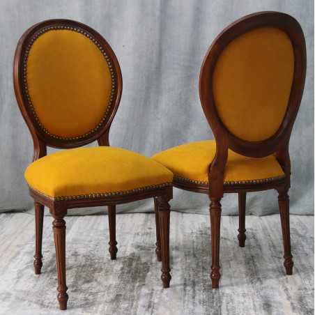 LOT 6 à 31 CHAISES MEDAILLON EN STOCK - Vernis chêne tissus Coton Jaune moutardeLot de 6 à 31 chaises Médaillon disponibles immédiatement en stock au prix de 199€ l’unité au lieu de 249€, dans la limite des stocks disponibles.Fabriquées en hêtre 100% massif, ces chaises de style Louis XVI reçoivent une finition vernis teinte chêne qui conserve l’aspect naturel du bois tout en mettant en valeur les moulures et les lignes du dossier Médaillon.L’assise et le dossier sont garnis d’un tissu en coton jaune moutarde, une teinte chaleureuse qui apporte du contraste au bois et permet d’intégrer ces chaises aussi bien dans un intérieur classique que dans une décoration plus contemporaine.Caractéristiques :− Style : Louis XVI / Médaillon− Structure : hêtre 100% massif− Fabrication renforcée pour usage quotidien ou intensif− Pour particuliers, restaurants, hôtels, cafés et professionnels− Revêtement : coton jaune moutarde− Finition du bois : vernis teinte chêne− Hauteur d’assise : 48/50 cm− Hauteur totale : 100/101 cm− Largeur : 48/50 cm− Minimum de commande : 6 chaises− Après épuisement du stock : disponible sur commande à 249€ l’unité