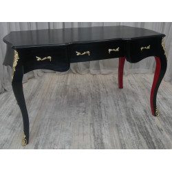 Bureau Baroque Style Louis XV en bois laqué noir et pieds rouge - 140x80cm - PROMO STOCK -20% !Magnifique Bureau Baroque de Style Louis XV en stock à prix PROMO.Tous les meubles présentés dans notre catalogue sont fabriqués dans nos ateliers. Ce modèle peut être livré dans un délai compris entre 1 jour et 8 semaines, selon votre adresse et le planning de nos tournées de livraison en groupage.La livraison est proposée au tarif unique de 349€ TTC dans toute la France continentale, quels que soient le nombre de meubles commandés, leur volume ou la distance à parcourir. Nous effectuons nous-mêmes la livraison de nos meubles, sans faire appel à un transporteur ni à un sous-traitant. Chaque bureau est soigneusement protégé dans notre véhicule à l’aide de couvertures épaisses et de mousses de calage afin de limiter les risques de chocs, de rayures ou de détérioration pendant le trajet. Lorsque le modèle disponible en stock ne correspond pas exactement à votre projet, nous pouvons également fabriquer votre bureau sur mesure, avec la possibilité de personnaliser les dimensions et la couleur du bois. Le délai de fabrication d’un bureau personnalisé est généralement compris entre 1 et 4 mois, selon le modèle et les options choisies.