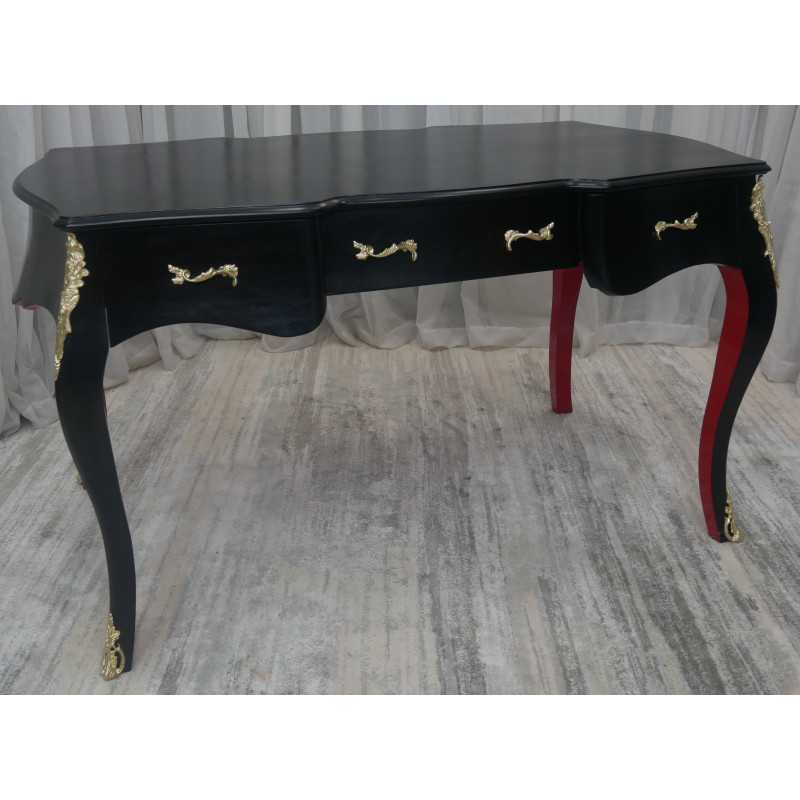 Bureau Baroque Style Louis XV en bois laqué noir et pieds rouge - 140x80cm - PROMO STOCK -20% !Magnifique Bureau Baroque de Style Louis XV en stock à prix PROMO.Tous les meubles présentés dans notre catalogue sont fabriqués dans nos ateliers. Ce modèle peut être livré dans un délai compris entre 1 jour et 8 semaines, selon votre adresse et le planning de nos tournées de livraison en groupage.La livraison est proposée au tarif unique de 349€ TTC dans toute la France continentale, quels que soient le nombre de meubles commandés, leur volume ou la distance à parcourir. Nous effectuons nous-mêmes la livraison de nos meubles, sans faire appel à un transporteur ni à un sous-traitant. Chaque bureau est soigneusement protégé dans notre véhicule à l’aide de couvertures épaisses et de mousses de calage afin de limiter les risques de chocs, de rayures ou de détérioration pendant le trajet. Lorsque le modèle disponible en stock ne correspond pas exactement à votre projet, nous pouvons également fabriquer votre bureau sur mesure, avec la possibilité de personnaliser les dimensions et la couleur du bois. Le délai de fabrication d’un bureau personnalisé est généralement compris entre 1 et 4 mois, selon le modèle et les options choisies.