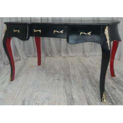 Bureau Baroque Style Louis XV en bois laqué noir et pieds rouge - 140x80cm - PROMO STOCK -20% !Magnifique Bureau Baroque de Style Louis XV en stock à prix PROMO.Tous les meubles présentés dans notre catalogue sont fabriqués dans nos ateliers. Ce modèle peut être livré dans un délai compris entre 1 jour et 8 semaines, selon votre adresse et le planning de nos tournées de livraison en groupage.La livraison est proposée au tarif unique de 349€ TTC dans toute la France continentale, quels que soient le nombre de meubles commandés, leur volume ou la distance à parcourir. Nous effectuons nous-mêmes la livraison de nos meubles, sans faire appel à un transporteur ni à un sous-traitant. Chaque bureau est soigneusement protégé dans notre véhicule à l’aide de couvertures épaisses et de mousses de calage afin de limiter les risques de chocs, de rayures ou de détérioration pendant le trajet. Lorsque le modèle disponible en stock ne correspond pas exactement à votre projet, nous pouvons également fabriquer votre bureau sur mesure, avec la possibilité de personnaliser les dimensions et la couleur du bois. Le délai de fabrication d’un bureau personnalisé est généralement compris entre 1 et 4 mois, selon le modèle et les options choisies.