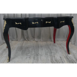 Bureau Baroque Style Louis XV en bois laqué noir et pieds rouge - 140x80cm - PROMO STOCK -20% !Magnifique Bureau Baroque de Style Louis XV en stock à prix PROMO.Tous les meubles présentés dans notre catalogue sont fabriqués dans nos ateliers. Ce modèle peut être livré dans un délai compris entre 1 jour et 8 semaines, selon votre adresse et le planning de nos tournées de livraison en groupage.La livraison est proposée au tarif unique de 349€ TTC dans toute la France continentale, quels que soient le nombre de meubles commandés, leur volume ou la distance à parcourir. Nous effectuons nous-mêmes la livraison de nos meubles, sans faire appel à un transporteur ni à un sous-traitant. Chaque bureau est soigneusement protégé dans notre véhicule à l’aide de couvertures épaisses et de mousses de calage afin de limiter les risques de chocs, de rayures ou de détérioration pendant le trajet. Lorsque le modèle disponible en stock ne correspond pas exactement à votre projet, nous pouvons également fabriquer votre bureau sur mesure, avec la possibilité de personnaliser les dimensions et la couleur du bois. Le délai de fabrication d’un bureau personnalisé est généralement compris entre 1 et 4 mois, selon le modèle et les options choisies.