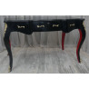 Bureau Baroque Style Louis XV en bois laqué noir et pieds rouge - 140x80cm - PROMO STOCK -20% !Magnifique Bureau Baroque de Style Louis XV en stock à prix PROMO.Tous les meubles présentés dans notre catalogue sont fabriqués dans nos ateliers. Ce modèle peut être livré dans un délai compris entre 1 jour et 8 semaines, selon votre adresse et le planning de nos tournées de livraison en groupage.La livraison est proposée au tarif unique de 349€ TTC dans toute la France continentale, quels que soient le nombre de meubles commandés, leur volume ou la distance à parcourir. Nous effectuons nous-mêmes la livraison de nos meubles, sans faire appel à un transporteur ni à un sous-traitant. Chaque bureau est soigneusement protégé dans notre véhicule à l’aide de couvertures épaisses et de mousses de calage afin de limiter les risques de chocs, de rayures ou de détérioration pendant le trajet. Lorsque le modèle disponible en stock ne correspond pas exactement à votre projet, nous pouvons également fabriquer votre bureau sur mesure, avec la possibilité de personnaliser les dimensions et la couleur du bois. Le délai de fabrication d’un bureau personnalisé est généralement compris entre 1 et 4 mois, selon le modèle et les options choisies.