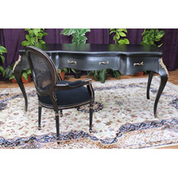 Bureau Baroque Style Louis XV en bois laqué noir - 140x70 - PROMO STOCK -20% !Magnifique Bureau Baroque de Style Louis XV en stock à prix PROMO.Tous les meubles présentés dans notre catalogue sont fabriqués dans nos ateliers. Ce modèle peut être livré dans un délai compris entre 1 jour et 8 semaines, selon votre adresse et le planning de nos tournées de livraison en groupage.La livraison est proposée au tarif unique de 349€ TTC dans toute la France continentale, quels que soient le nombre de meubles commandés, leur volume ou la distance à parcourir. Nous effectuons nous-mêmes la livraison de nos meubles, sans faire appel à un transporteur ni à un sous-traitant. Chaque bureau est soigneusement protégé dans notre véhicule à l’aide de couvertures épaisses et de mousses de calage afin de limiter les risques de chocs, de rayures ou de détérioration pendant le trajet. Lorsque le modèle disponible en stock ne correspond pas exactement à votre projet, nous pouvons également fabriquer votre bureau sur mesure, avec la possibilité de personnaliser les dimensions et la couleur du bois. Le délai de fabrication d’un bureau personnalisé est généralement compris entre 1 et 4 mois, selon le modèle et les options choisies.