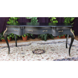 Bureau Baroque Style Louis XV en bois laqué noir - 140x70 - PROMO STOCK -20% !Magnifique Bureau Baroque de Style Louis XV en stock à prix PROMO.Tous les meubles présentés dans notre catalogue sont fabriqués dans nos ateliers. Ce modèle peut être livré dans un délai compris entre 1 jour et 8 semaines, selon votre adresse et le planning de nos tournées de livraison en groupage.La livraison est proposée au tarif unique de 349€ TTC dans toute la France continentale, quels que soient le nombre de meubles commandés, leur volume ou la distance à parcourir. Nous effectuons nous-mêmes la livraison de nos meubles, sans faire appel à un transporteur ni à un sous-traitant. Chaque bureau est soigneusement protégé dans notre véhicule à l’aide de couvertures épaisses et de mousses de calage afin de limiter les risques de chocs, de rayures ou de détérioration pendant le trajet. Lorsque le modèle disponible en stock ne correspond pas exactement à votre projet, nous pouvons également fabriquer votre bureau sur mesure, avec la possibilité de personnaliser les dimensions et la couleur du bois. Le délai de fabrication d’un bureau personnalisé est généralement compris entre 1 et 4 mois, selon le modèle et les options choisies.