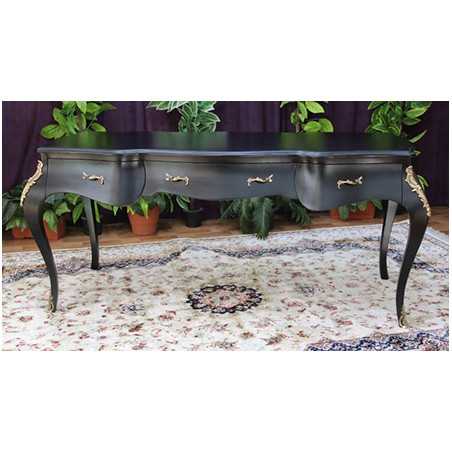 Bureau Baroque Style Louis XV en bois laqué noir - 140x70 - PROMO STOCK -20% !Magnifique Bureau Baroque de Style Louis XV en stock à prix PROMO.Tous les meubles présentés dans notre catalogue sont fabriqués dans nos ateliers. Ce modèle peut être livré dans un délai compris entre 1 jour et 8 semaines, selon votre adresse et le planning de nos tournées de livraison en groupage.La livraison est proposée au tarif unique de 349€ TTC dans toute la France continentale, quels que soient le nombre de meubles commandés, leur volume ou la distance à parcourir. Nous effectuons nous-mêmes la livraison de nos meubles, sans faire appel à un transporteur ni à un sous-traitant. Chaque bureau est soigneusement protégé dans notre véhicule à l’aide de couvertures épaisses et de mousses de calage afin de limiter les risques de chocs, de rayures ou de détérioration pendant le trajet. Lorsque le modèle disponible en stock ne correspond pas exactement à votre projet, nous pouvons également fabriquer votre bureau sur mesure, avec la possibilité de personnaliser les dimensions et la couleur du bois. Le délai de fabrication d’un bureau personnalisé est généralement compris entre 1 et 4 mois, selon le modèle et les options choisies.