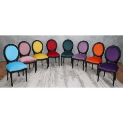 LOT 6 À 14 CHAISES MÉDAILLON MULTICOLORES EN STOCK - Bois laqué noirLOT 6 À 14 CHAISES MÉDAILLON MULTICOLORES - Bois laqué noirMulticolores = une couleur différente par chaise.Chaises Médaillon Louis XVI en hêtre 100% massif, robustes, spacieuses et confortables, adaptées aussi bien aux particuliers pour un usage quotidien qu’aux professionnels de la restauration pour une utilisation intensive.Finition du bois : laqué noir.Prix promotionnel sur stock : 199€ TTC l’unité, exclusivement sur les modèles actuellement en stock et jusqu’à épuisement des stocks.Prix sur commande : 249€ TTC l’unité.Minimum de commande : 6 chaises.Nous disposons en permanence d’environ 8 à 12 couleurs de velours moderne en stock. Près de 800 couleurs et références de tissus sont disponibles sur commande, avec différentes matières comme le simili cuir, le lin, le coton, etc.Le stock disponible immédiatement est exclusivement proposé en velours moderne.Les couleurs disponibles en stock sont visibles dans notre catalogue, rubrique « Velours moderne ». Pour les fabrications sur commande, consultez également toutes les autres rubriques de tissus et revêtements.Hauteur d’assise : 48/50 cmHauteur totale : 100/101 cmLargeur d’assise : 48/50 cm