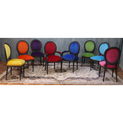 LOT 6 À 14 CHAISES MÉDAILLON MULTICOLORES EN STOCK - Bois laqué noirLOT 6 À 14 CHAISES MÉDAILLON MULTICOLORES - Bois laqué noirMulticolores = une couleur différente par chaise.Chaises Médaillon Louis XVI en hêtre 100% massif, robustes, spacieuses et confortables, adaptées aussi bien aux particuliers pour un usage quotidien qu’aux professionnels de la restauration pour une utilisation intensive.Finition du bois : laqué noir.Prix promotionnel sur stock : 199€ TTC l’unité, exclusivement sur les modèles actuellement en stock et jusqu’à épuisement des stocks.Prix sur commande : 249€ TTC l’unité.Minimum de commande : 6 chaises.Nous disposons en permanence d’environ 8 à 12 couleurs de velours moderne en stock. Près de 800 couleurs et références de tissus sont disponibles sur commande, avec différentes matières comme le simili cuir, le lin, le coton, etc.Le stock disponible immédiatement est exclusivement proposé en velours moderne.Les couleurs disponibles en stock sont visibles dans notre catalogue, rubrique « Velours moderne ». Pour les fabrications sur commande, consultez également toutes les autres rubriques de tissus et revêtements.Hauteur d’assise : 48/50 cmHauteur totale : 100/101 cmLargeur d’assise : 48/50 cm