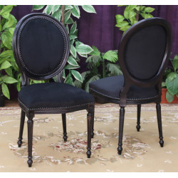 LOT 8 CHAISES MEDAILLON - Bois noir - Velours noir - PROMO STOCK -20%Lot de 6 chaises Médaillon en stock à seulement 199€ l’unité au lieu de 249€.Fabrication en hêtre 100 % massif, avec une finition bois noir verni. Il ne s’agit pas d’une finition laquée : le vernis offre une excellente résistance aux chocs, aux coups et à l’usage répété, ce qui rend ces chaises particulièrement adaptées à une utilisation professionnelle et intensive.Chaises spacieuses et très confortables, adaptées aux personnes grandes et/ou de forte corpulence.Hauteur d’assise : 50 cm Hauteur totale : 101 cmRevêtement en velours noir, doux et élégant, pour un ensemble sobre et facile à intégrer aussi bien dans un intérieur privé que dans un restaurant, hôtel ou établissement professionnel.