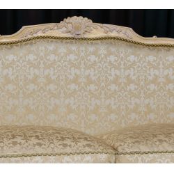 Canapé Cabriolet Baroque de Style Louis XV 210cm - Bois patine or et blanc et tissus crème et orCanapé Cabriolet Baroque Style Louis XV – Largeur 210cmMODÈLE EN STOCK – PROMOTION -20% Un canapé d’exception qui reprend toute l’élégance et la richesse décorative du Style Louis XV, avec une fabrication traditionnelle haut de gamme et une finition particulièrement raffinée.Sa structure est réalisée en bois de hêtre massif, entièrement sculptée à la main par nos artisans. Le bois reçoit ensuite une finition à la feuille d’or, légèrement blanchie puis patinée afin d’obtenir un rendu ancien, nuancé et lumineux. Cette patine exclusive est propre aux MEUBLES DOBOIS et donne à chaque pièce un caractère unique.La garniture moderne en mousse.Le canapé est habillé d’un tissu satiné crème décoré de broderies dorées, parfaitement assorti à la patine du bois. L’ensemble crée une pièce particulièrement élégante, idéale pour un salon classique, baroque ou prestigieux.• Largeur : 210 cm• Patine légèrement blanchie et vieillie• Patine exclusive MEUBLES DOBOIS• Garniture traditionnelle en crin végétal, ressorts et sangles• Tissu satiné crème avec broderies dorées• Fabrication haut de gamme• Modèle disponible en stock• Prix promotionnel : -20 %