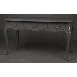 Bureau Style Louis XV - Largeur 140cm - Profondeur 70cm - Bois laqué grisBureau Style Louis XV sur commande avec un livraison sous 2 mois en moyenne.Pour les produits sur commande, la commande s’effectue par e-mail après réception et validation d’un devis. Lors de votre demande, merci de préciser le modèle souhaité, la teinte et la finition du bois, les dimensions désirées ainsi que les éventuelles options de personnalisation. Vous recevrez en retour un devis personnalisé, accompagné des instructions nécessaires pour passer votre commande ainsi que de notre RIB pour le règlement de l’acompte de 50%.La livraison est proposée au tarif unique de 349€ TTC dans toute la France continentale, quels que soient le nombre de meubles commandés, leur volume ou la distance à parcourir. Nous effectuons nous-mêmes la livraison de nos meubles, sans faire appel à un transporteur ni à un sous-traitant. Chaque bureau est soigneusement protégé dans notre véhicule à l’aide de couvertures épaisses et de mousses de calage afin de limiter les risques de chocs, de rayures ou de détérioration pendant le trajet.