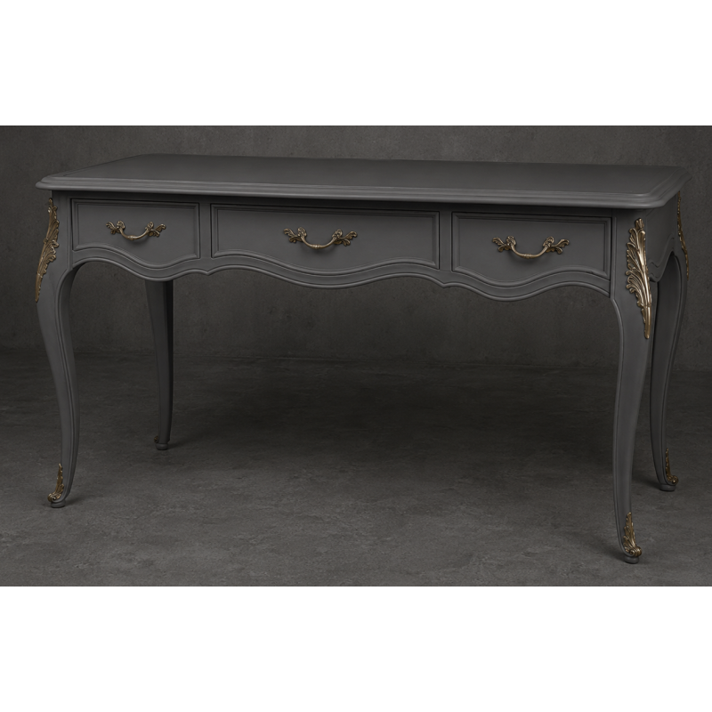 Bureau Style Louis XV - Largeur 140cm - Profondeur 70cm - Bois laqué grisBureau Style Louis XV sur commande avec un livraison sous 2 mois en moyenne.Pour les produits sur commande, la commande s’effectue par e-mail après réception et validation d’un devis. Lors de votre demande, merci de préciser le modèle souhaité, la teinte et la finition du bois, les dimensions désirées ainsi que les éventuelles options de personnalisation. Vous recevrez en retour un devis personnalisé, accompagné des instructions nécessaires pour passer votre commande ainsi que de notre RIB pour le règlement de l’acompte de 50%.La livraison est proposée au tarif unique de 349€ TTC dans toute la France continentale, quels que soient le nombre de meubles commandés, leur volume ou la distance à parcourir. Nous effectuons nous-mêmes la livraison de nos meubles, sans faire appel à un transporteur ni à un sous-traitant. Chaque bureau est soigneusement protégé dans notre véhicule à l’aide de couvertures épaisses et de mousses de calage afin de limiter les risques de chocs, de rayures ou de détérioration pendant le trajet.