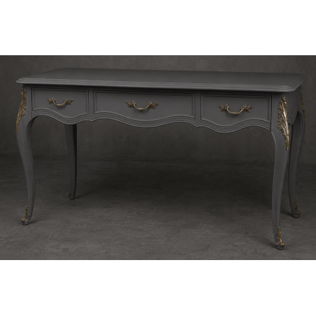 Bureau Style Louis XV - Largeur 140cm - Profondeur 70cm - Bois laqué grisBureau Style Louis XV sur commande avec un livraison sous 2 mois en moyenne.Pour les produits sur commande, la commande s’effectue par e-mail après réception et validation d’un devis. Lors de votre demande, merci de préciser le modèle souhaité, la teinte et la finition du bois, les dimensions désirées ainsi que les éventuelles options de personnalisation. Vous recevrez en retour un devis personnalisé, accompagné des instructions nécessaires pour passer votre commande ainsi que de notre RIB pour le règlement de l’acompte de 50%.La livraison est proposée au tarif unique de 349€ TTC dans toute la France continentale, quels que soient le nombre de meubles commandés, leur volume ou la distance à parcourir. Nous effectuons nous-mêmes la livraison de nos meubles, sans faire appel à un transporteur ni à un sous-traitant. Chaque bureau est soigneusement protégé dans notre véhicule à l’aide de couvertures épaisses et de mousses de calage afin de limiter les risques de chocs, de rayures ou de détérioration pendant le trajet.